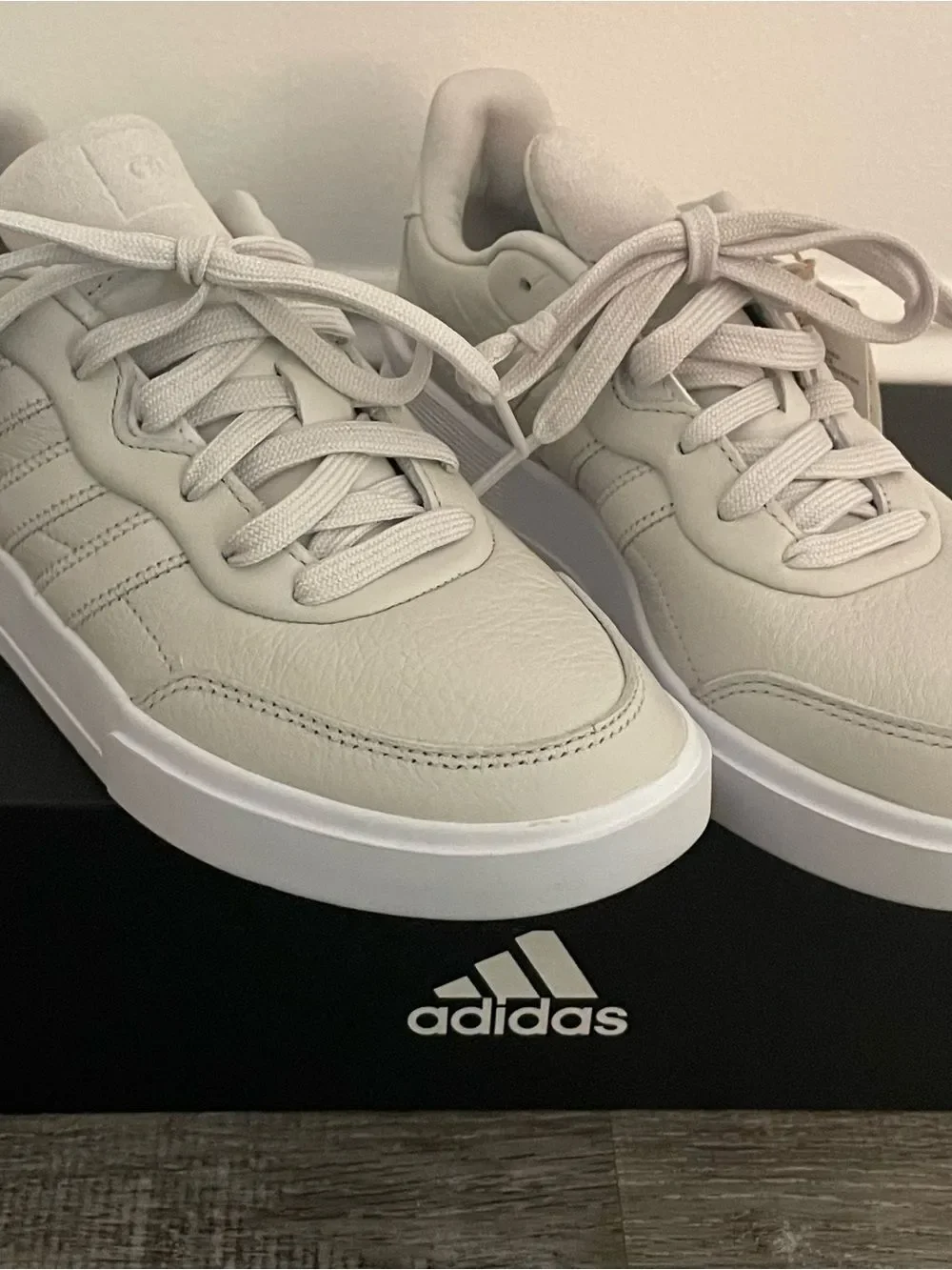 Adidas Clubcourt Pale Beige Low-Top Leather Tennis Shoes Sneakers 7.5